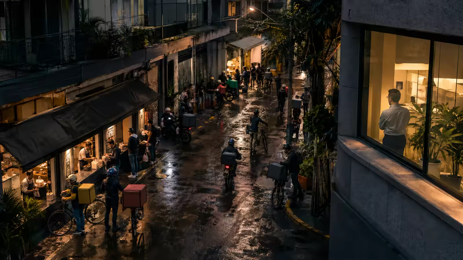 Des coursiers de livraison sans marque convergent vers des restaurants dans une rue urbaine, observés depuis un bureau.